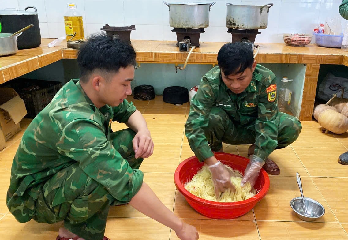 Ấm áp nghĩa tình 'bếp ăn 0 đồng' ở vùng sạt lở- Ảnh 9. Ấm áp nghĩa tình 'bếp ăn 0 đồng' ở vùng sạt lở- Ảnh 9.