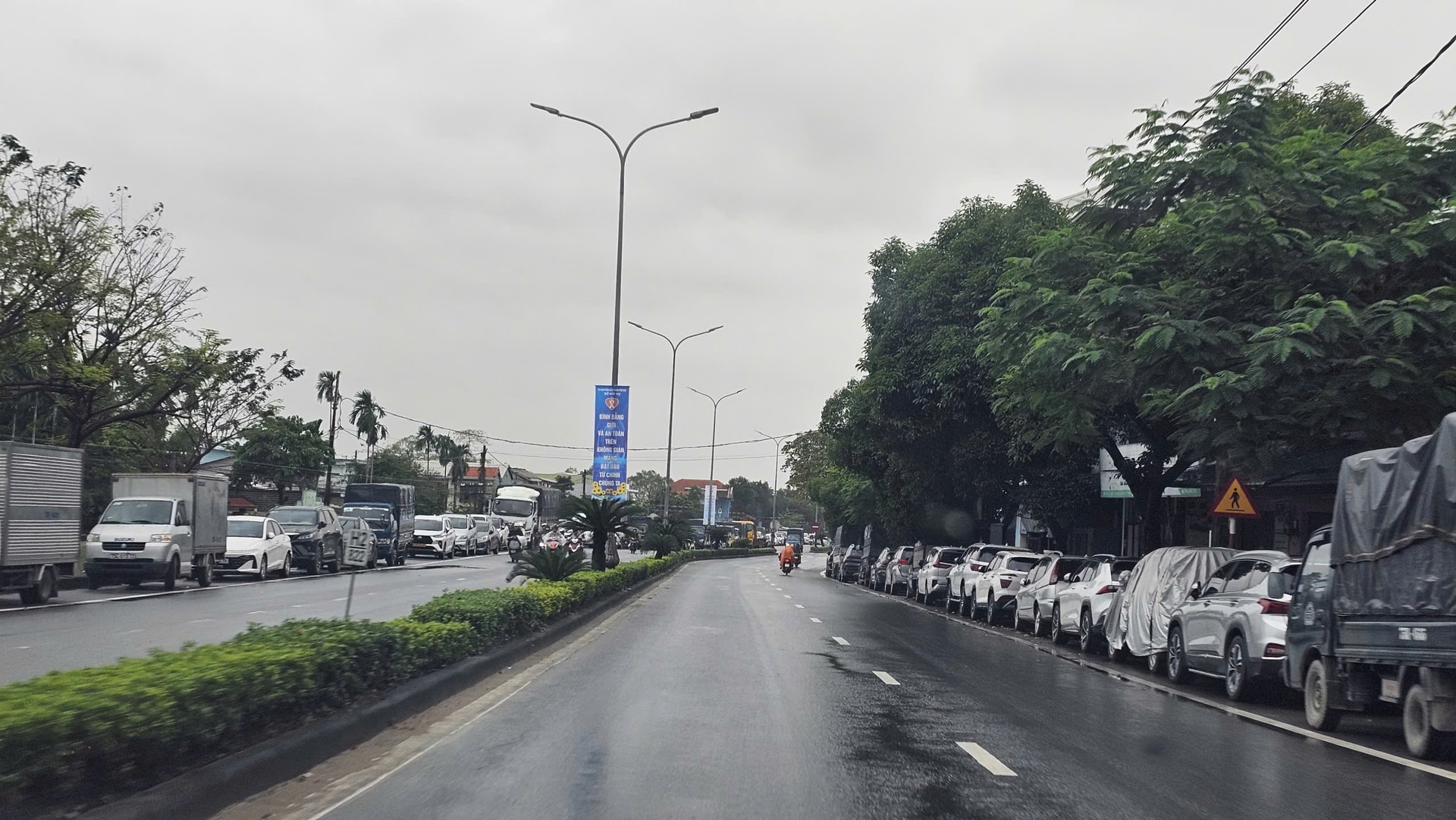 CSGT lý giải việc cương quyết xử lý hành vi đỗ xe trên cầu trong mưa lũ- Ảnh 1.