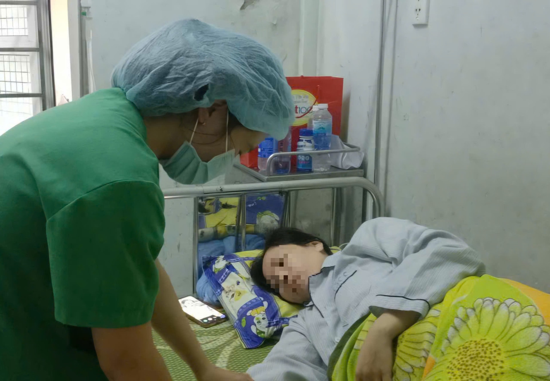 Thông tin mới nhất vụ nhiều công nhân ở Huế nhập viện, nghi ngộ độc thực phẩm- Ảnh 1. Thông tin mới nhất vụ nhiều công nhân ở Huế nhập viện, nghi ngộ độc thực phẩm- Ảnh 1.