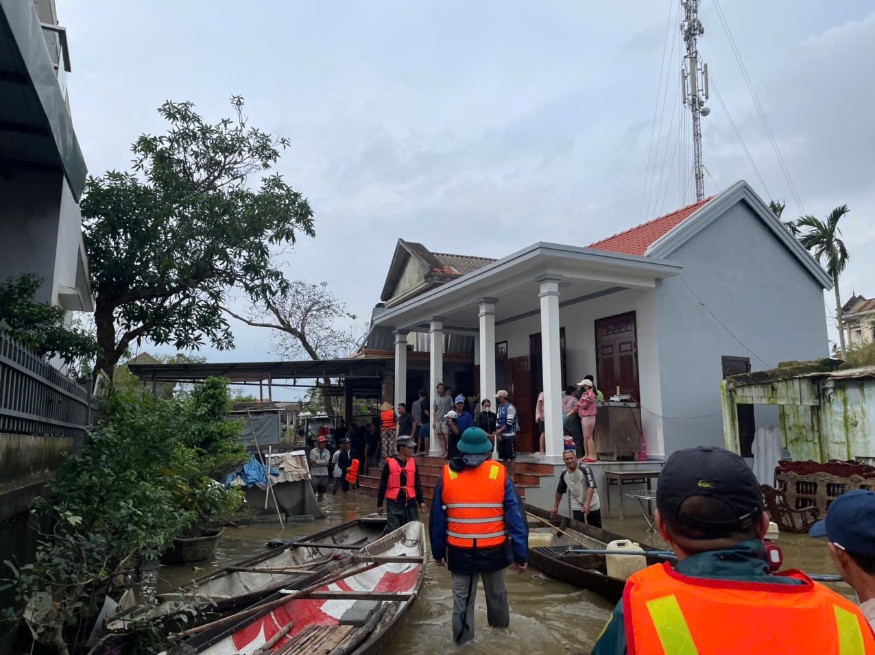 Hơn 7.600 ngôi nhà ngập trong đợt lũ thứ 4 ở Huế, tìm thấy nạn nhân mất tích do lật ghe- Ảnh 1.