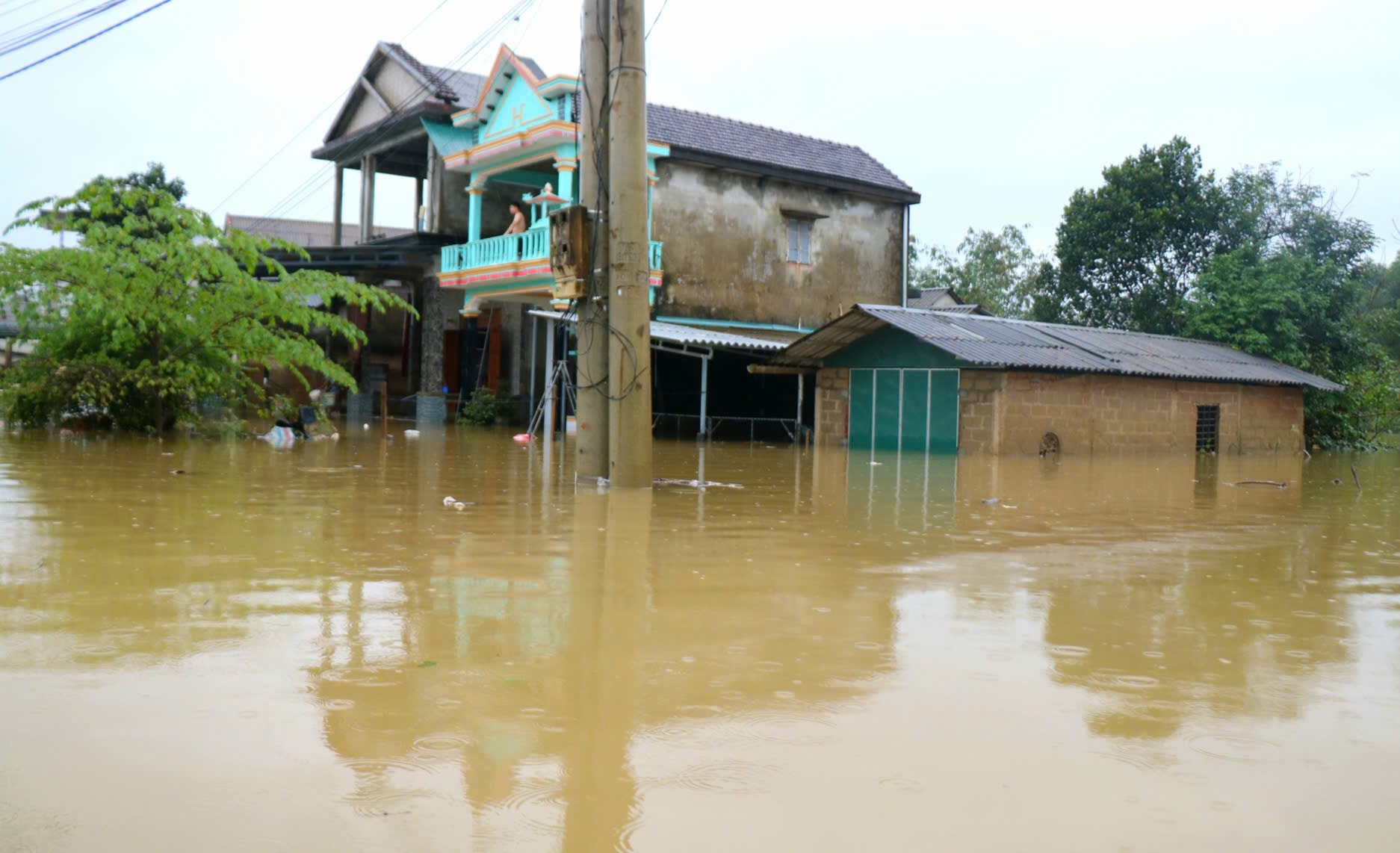 Hơn 7.600 ngôi nhà ngập trong đợt lũ thứ 4 ở Huế, tìm thấy nạn nhân mất tích do lật ghe- Ảnh 2.