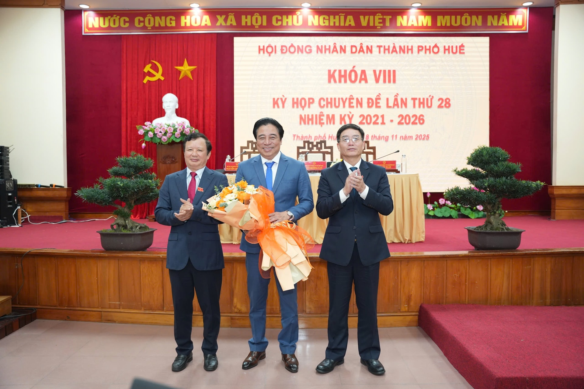 Huế có tân Chủ tịch và Phó Chủ tịch UBND thành phố- Ảnh 1.