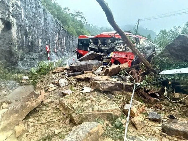 Thủ tướng chỉ đạo tập trung cứu hộ, bảo đảm an toàn tính mạng người dân trước mưa lũ dồn dập ở Trung Bộ- Ảnh 1. Thủ tướng chỉ đạo tập trung cứu hộ, bảo đảm an toàn tính mạng người dân trước mưa lũ dồn dập ở Trung Bộ- Ảnh 1.
