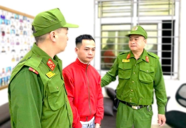 Bắt đối tượng truy nã tại sân bay Nội Bài - Ảnh 1.