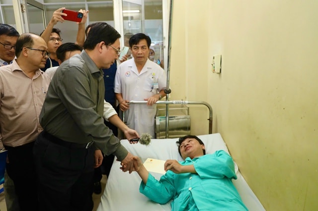 Phó Thủ tướng thăm nạn nhân vụ sạt lở đèo Khánh Lê, yêu cầu phương án nhanh nhất tìm kiếm người mất tích- Ảnh 1.