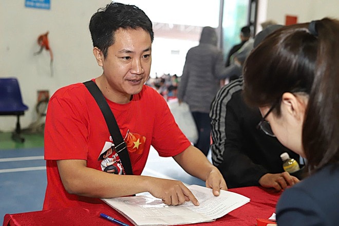 Người dân đội mưa xếp hàng để có một suất nhà ở xã hội Kim Chung- Ảnh 4.