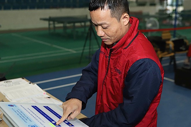 Người dân đội mưa xếp hàng để có một suất nhà ở xã hội Kim Chung- Ảnh 6.