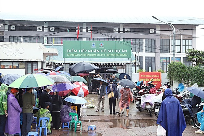 Người dân đội mưa xếp hàng để có một suất nhà ở xã hội Kim Chung- Ảnh 2.