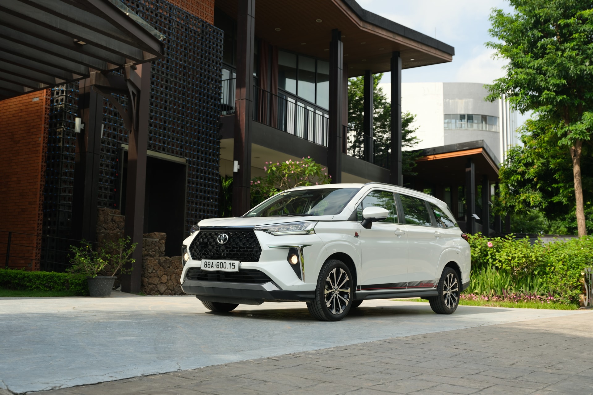 Giảm 100% lệ phí trước bạ và tặng 1 năm bảo hiểm thân vỏ cho khách mua Veloz Cross.