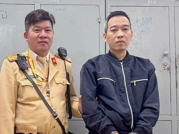 Cướp xe máy của nữ sinh, kẻ gây án bị CSGT trực chốt tóm gọn- Ảnh 2. Cướp xe máy của nữ sinh, kẻ gây án bị CSGT trực chốt tóm gọn- Ảnh 2.