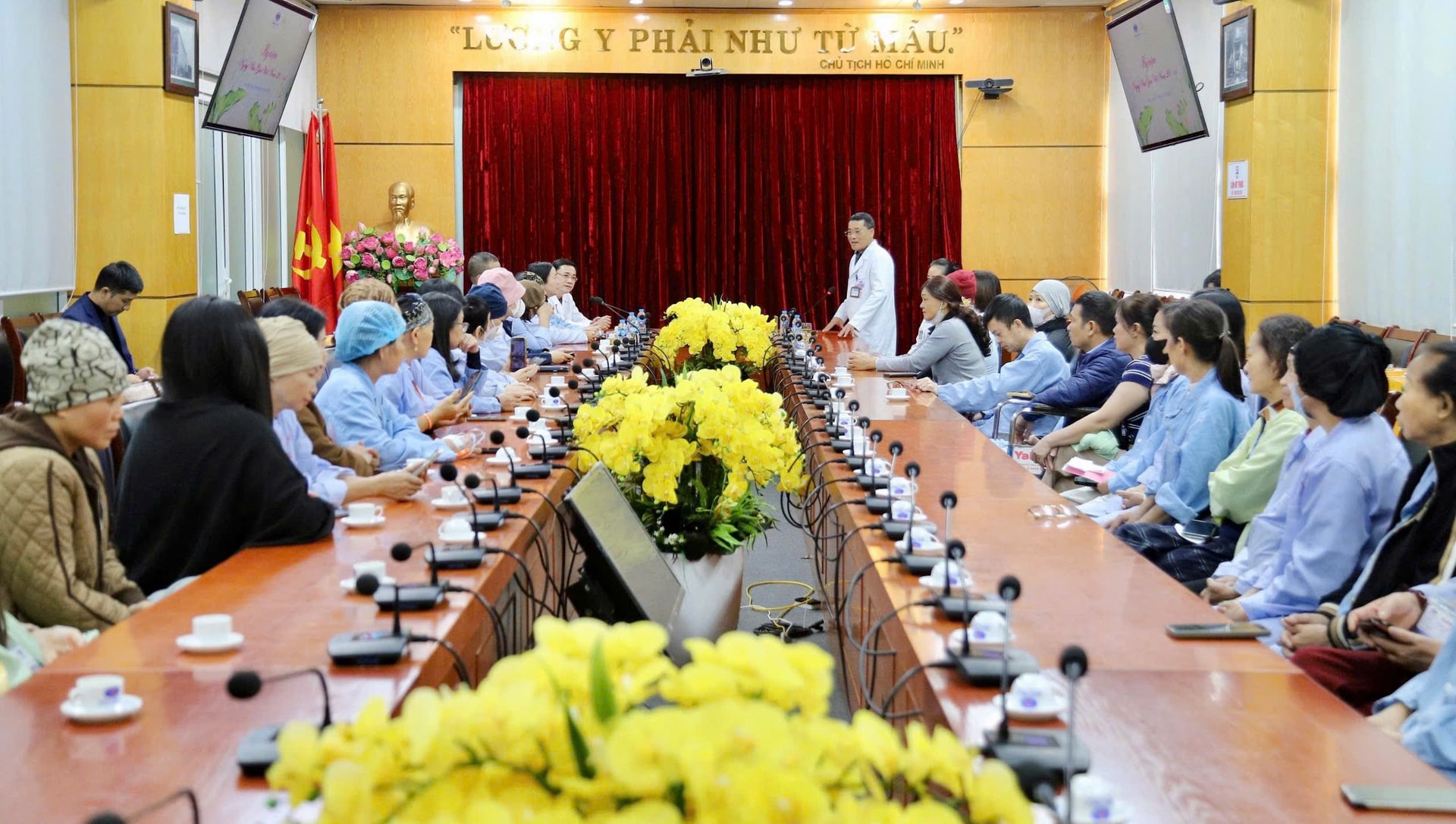 Ngày Nhà giáo Việt Nam, thầy thuốc tri ân thầy cô giáo là bệnh nhân ung thư- Ảnh 2.