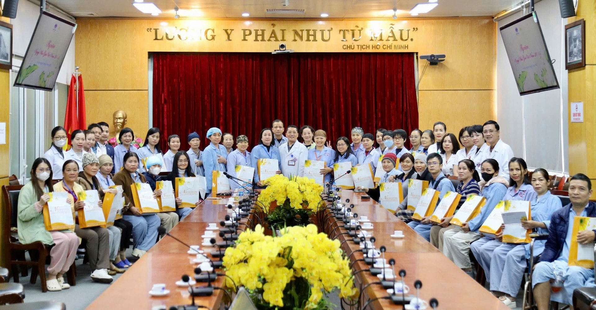 Ngày Nhà giáo Việt Nam, thầy thuốc tri ân thầy cô giáo là bệnh nhân ung thư- Ảnh 3.