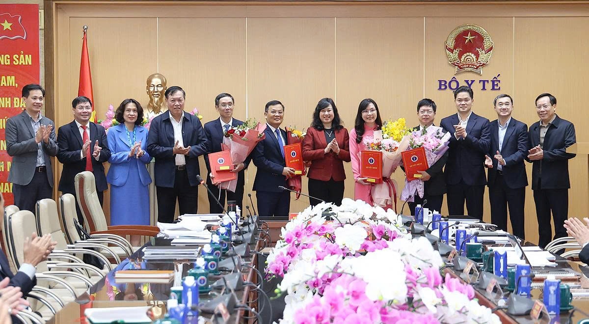 Bộ trưởng Bộ Y tế trao quyết định điều động, bổ nhiệm, bổ nhiệm lại lãnh đạo nhiều đơn vị- Ảnh 6.