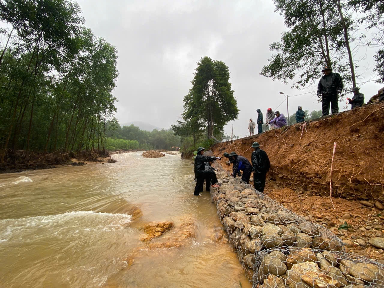 Dầm mưa khắc phục sạt lở uy hiếp giao thông sau lũ ở Huế- Ảnh 3.