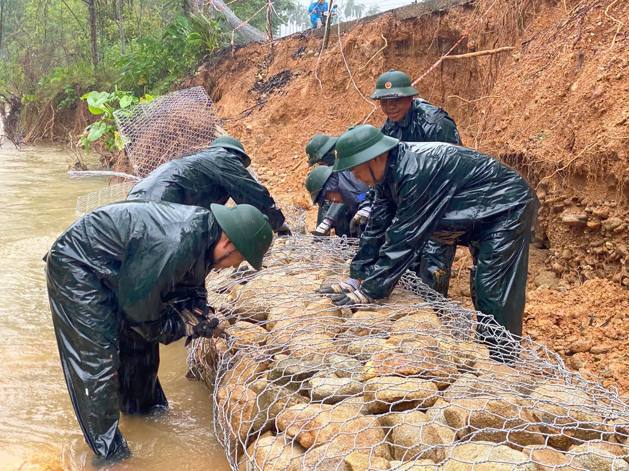 Dầm mưa khắc phục sạt lở uy hiếp giao thông sau lũ ở Huế- Ảnh 5.