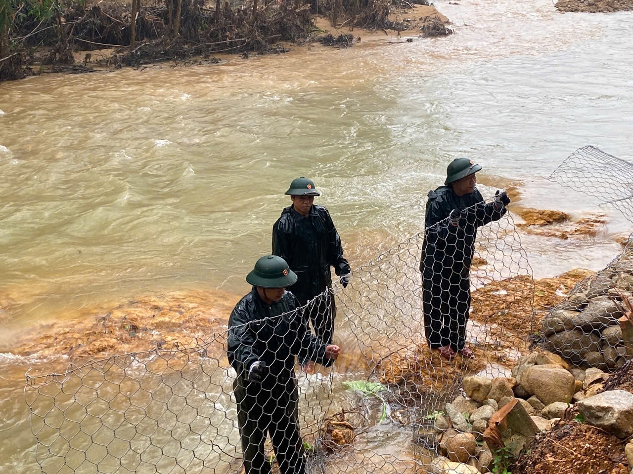 Dầm mưa khắc phục sạt lở uy hiếp giao thông sau lũ ở Huế- Ảnh 6.