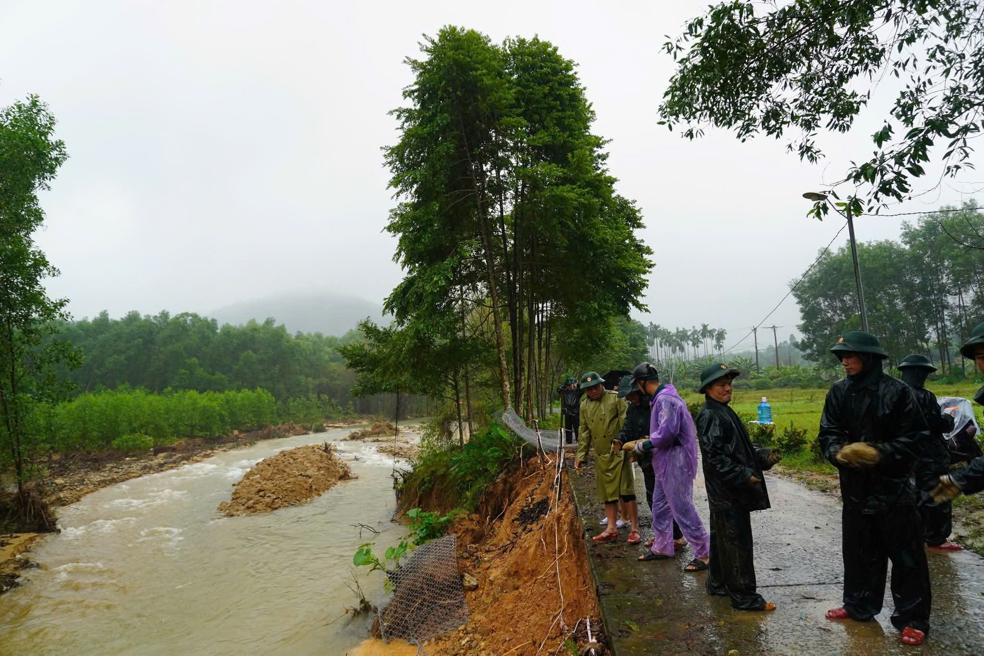 Dầm mưa khắc phục sạt lở uy hiếp giao thông sau lũ ở Huế- Ảnh 7.