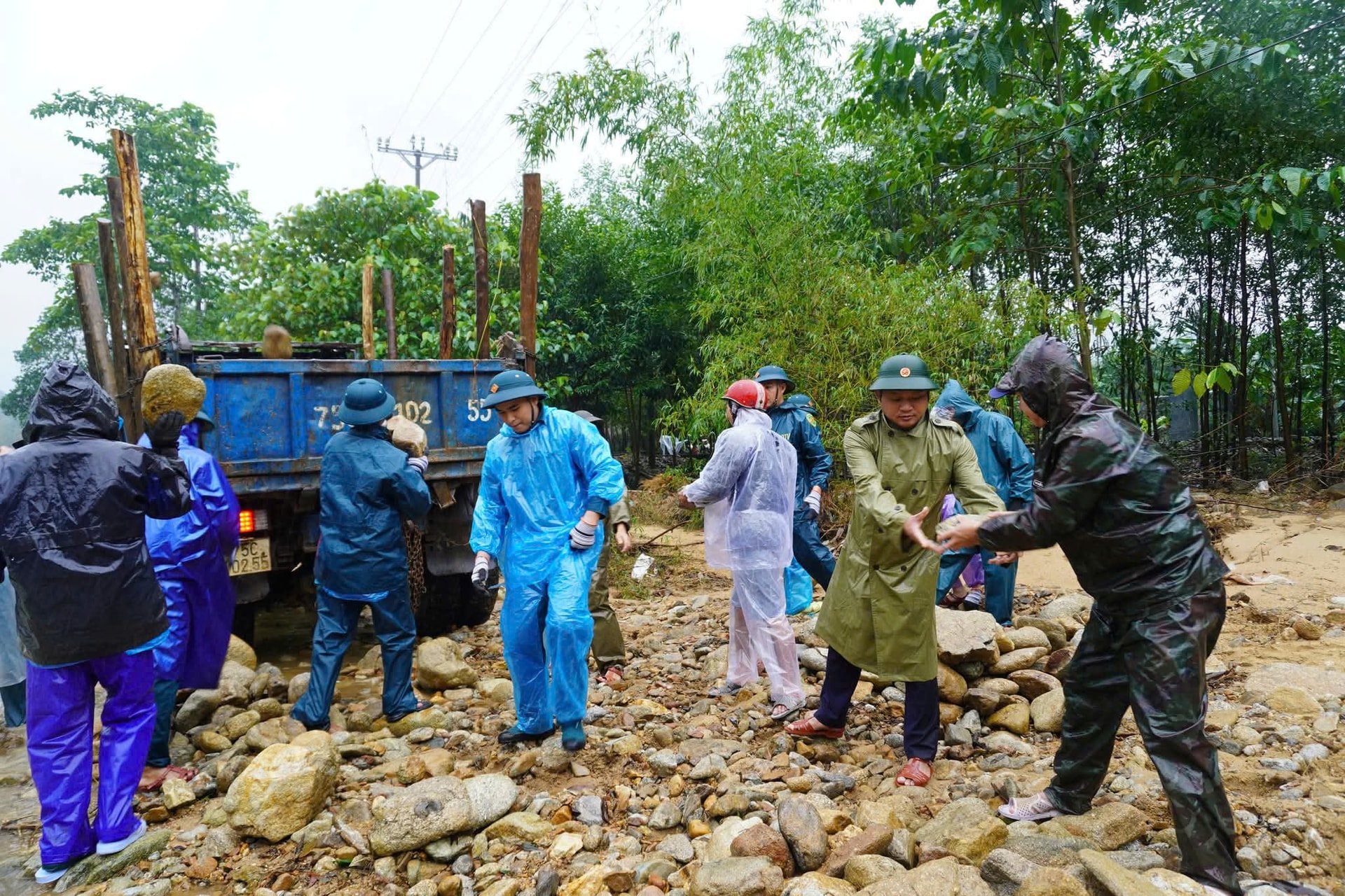 Dầm mưa khắc phục sạt lở uy hiếp giao thông sau lũ ở Huế- Ảnh 4.