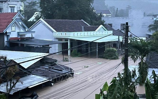 Đắk Lắk: Di dời hàng trăm hộ dân trong đêm khỏi vùng ngập lụt- Ảnh 1.