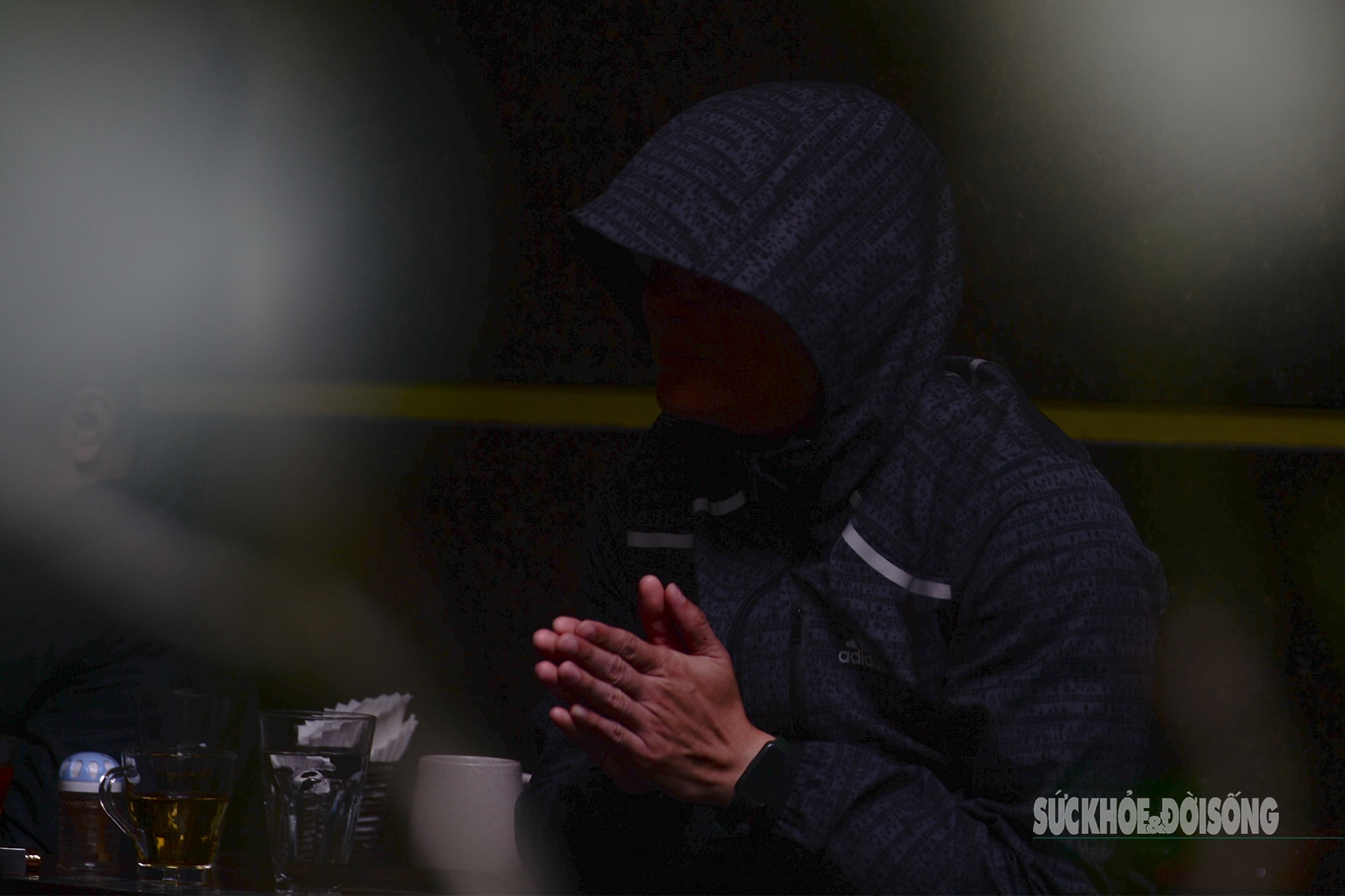 Gió mùa tràn về, người dân co ro xuống phố- Ảnh 2.