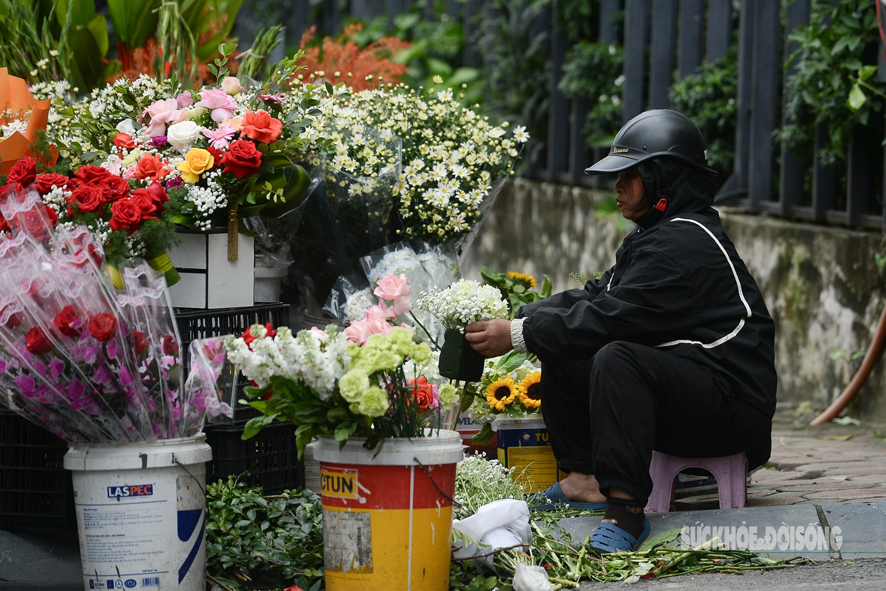Gió mùa tràn về, người dân co ro xuống phố- Ảnh 5.