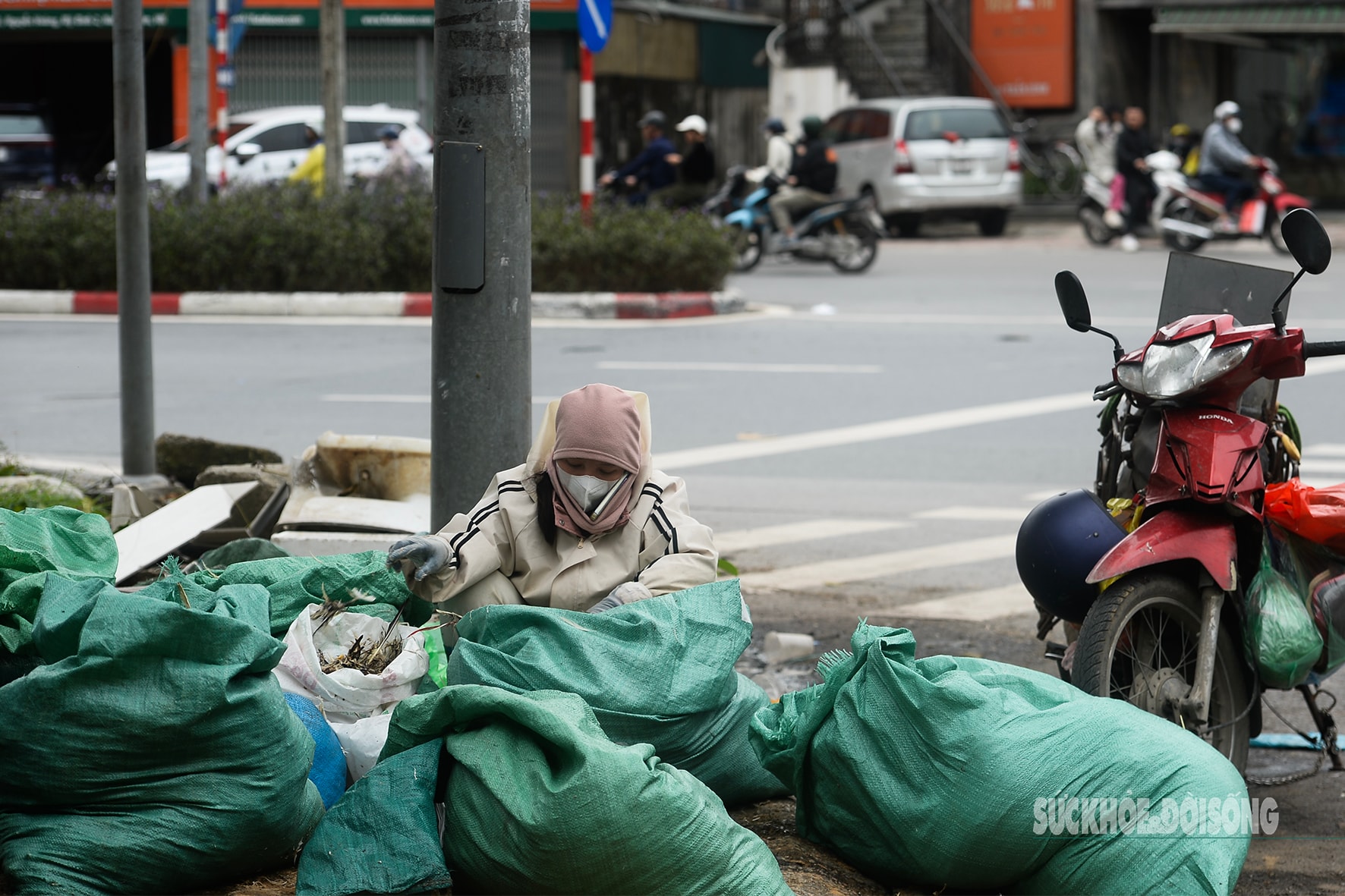 Gió mùa tràn về, người dân co ro xuống phố- Ảnh 6.