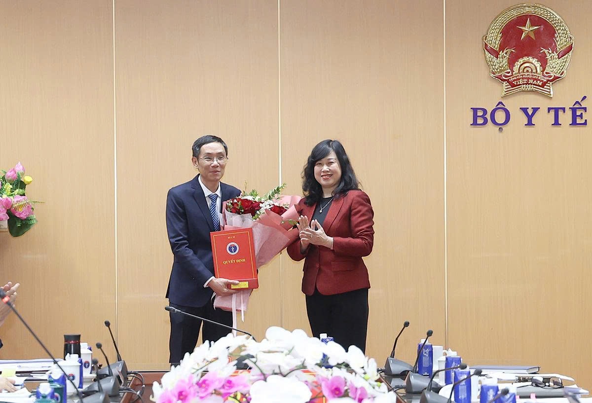 Bộ trưởng Bộ Y tế trao quyết định điều động, bổ nhiệm, bổ nhiệm lại lãnh đạo nhiều đơn vị- Ảnh 2.