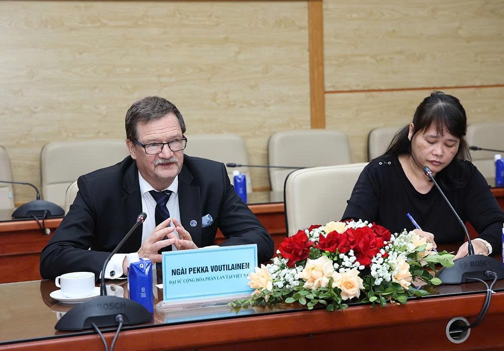 Bộ trưởng Đào Hồng Lan tiếp và làm việc với Đại sứ Cộng hoà Phần Lan tại Việt Nam- Ảnh 2.
