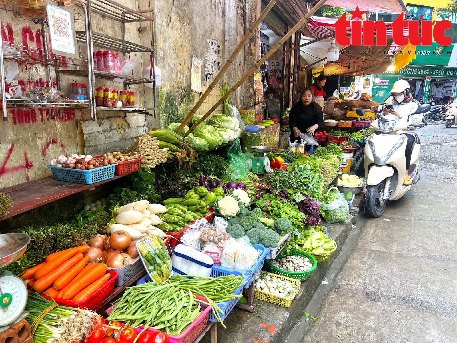 Giá rau xanh ở Hà Nội tăng 'chóng mặt'- Ảnh 1.