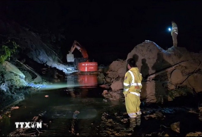 Cơ bản khắc phục đoạn sạt lở Quốc lộ 27C, giải cứu nhiều người mắc kẹt- Ảnh 2. Cơ bản khắc phục đoạn sạt lở Quốc lộ 27C, giải cứu nhiều người mắc kẹt- Ảnh 2.