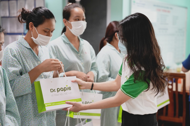 Những món quà nhỏ giữa nơi sự sống mong manh: Dr.Papie đồng hành cùng trẻ sinh non tại Bệnh viện Nhi Trung ương- Ảnh 3. Những món quà nhỏ giữa nơi sự sống mong manh: Dr.Papie đồng hành cùng trẻ sinh non tại Bệnh viện Nhi Trung ương- Ảnh 3.