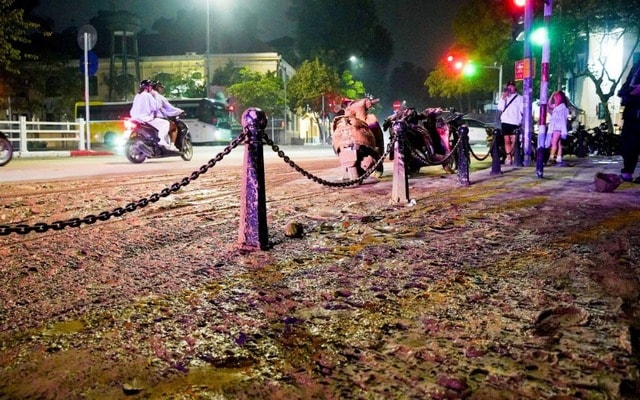 Xử phạt tài xế xe tải làm rơi bùn khiến nhiều người ngã ở phố Tôn Đức Thắng- Ảnh 1. Xử phạt tài xế xe tải làm rơi bùn khiến nhiều người ngã ở phố Tôn Đức Thắng- Ảnh 1.