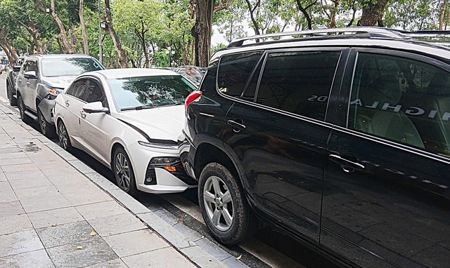 Bốn ô tô 'dồn toa' trên phố Lê Thái Tổ, một phụ nữ đi xe máy vạ lây- Ảnh 2. Bốn ô tô 'dồn toa' trên phố Lê Thái Tổ, một phụ nữ đi xe máy vạ lây- Ảnh 2.