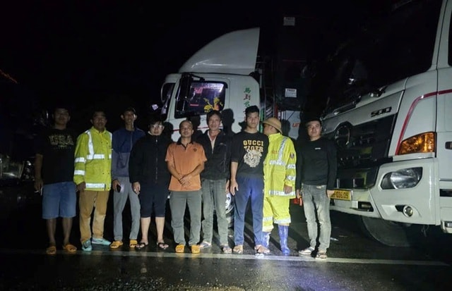 Giải cứu 11 người mắc kẹt do sạt lở đèo Khánh Lê- Ảnh 1. Giải cứu 11 người mắc kẹt do sạt lở đèo Khánh Lê- Ảnh 1.