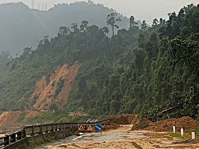 Sạt lở lớn trên đường Hồ Chí Minh, yêu cầu các tài xế chuyển hướng- Ảnh 2. Sạt lở lớn trên đường Hồ Chí Minh, yêu cầu các tài xế chuyển hướng- Ảnh 2.
