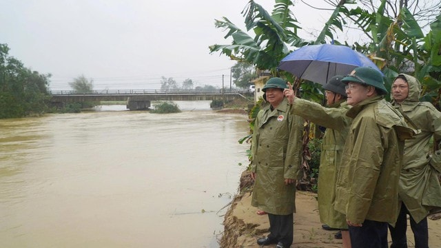 Mưa lớn tiếp tục dồn dập, nhiều khu vực miền Trung bị nhấn chìm trong biển nước- Ảnh 3. Mưa lớn tiếp tục dồn dập, nhiều khu vực miền Trung bị nhấn chìm trong biển nước- Ảnh 3.