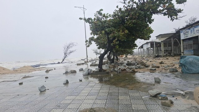 Mưa lớn tiếp tục dồn dập, nhiều khu vực miền Trung bị nhấn chìm trong biển nước- Ảnh 4. Mưa lớn tiếp tục dồn dập, nhiều khu vực miền Trung bị nhấn chìm trong biển nước- Ảnh 4.