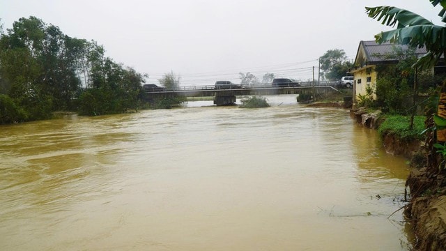 Mưa lớn tiếp tục dồn dập, nhiều khu vực miền Trung bị nhấn chìm trong biển nước- Ảnh 2. Mưa lớn tiếp tục dồn dập, nhiều khu vực miền Trung bị nhấn chìm trong biển nước- Ảnh 2.