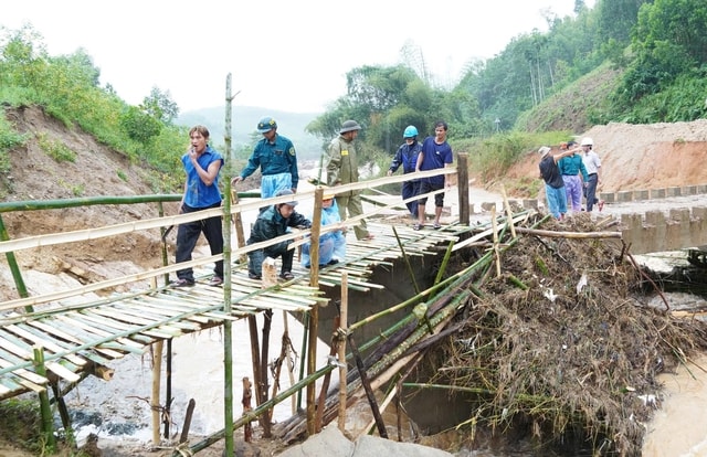 Cận cảnh cầu tạm nối đôi bờ chia cắt, hơn 1.200 người thoát cảnh cô lập- Ảnh 1.