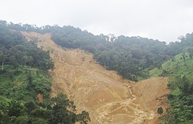 Núi phát ra tiếng nổ lớn, lực lượng tìm kiếm 3 người mất tích phải tạm dừng- Ảnh 1.