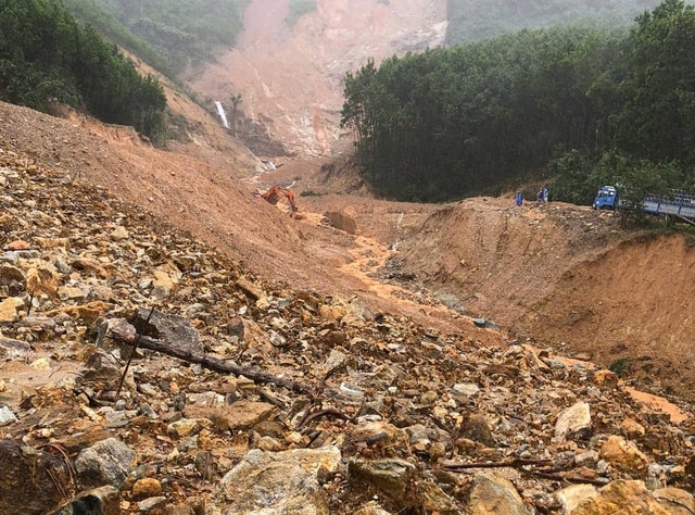 Video: Vượt sạt lở, khiêng võng đưa 3 bệnh nhân đến bệnh viện cấp cứu- Ảnh 1.