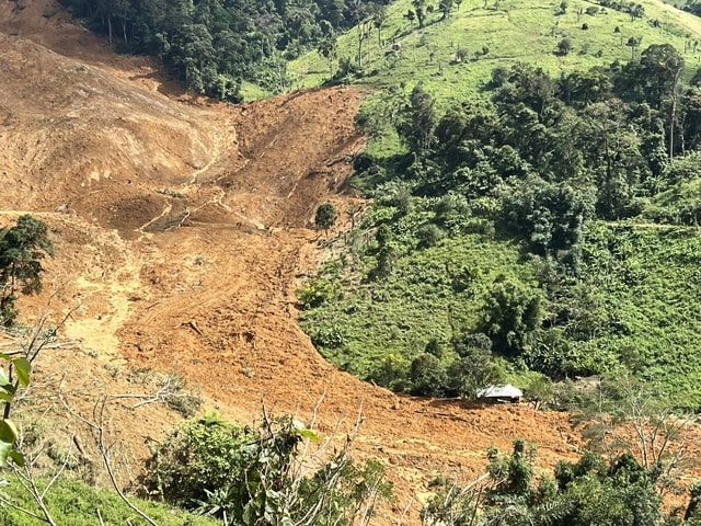 Núi phát ra tiếng nổ lớn, lực lượng tìm kiếm 3 người mất tích phải tạm dừng- Ảnh 10.