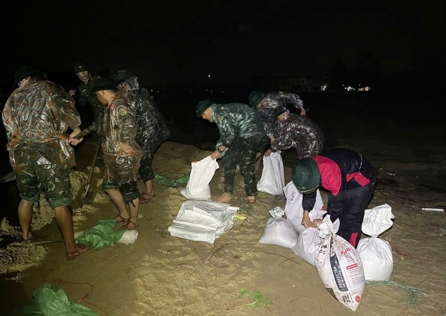 Đội mưa, xuyên đêm cứu kè An Lương trước nguy cơ tái sạt lở dữ dội- Ảnh 2.