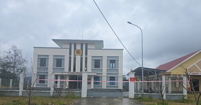 Đà Nẵng: Trụ sở Công an xã xuất hiện vết nứt, sụt lún nghiêm trọng- Ảnh 2. Đà Nẵng: Trụ sở Công an xã xuất hiện vết nứt, sụt lún nghiêm trọng- Ảnh 2.