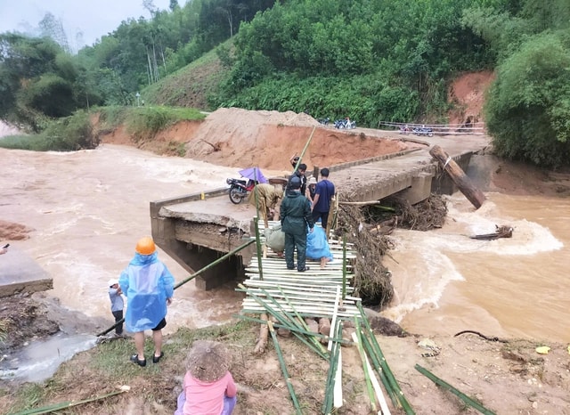 Cận cảnh cầu tạm nối đôi bờ chia cắt, hơn 1.200 người thoát cảnh cô lập- Ảnh 2.