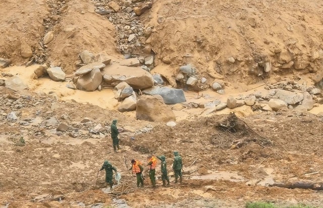 Núi phát ra tiếng nổ lớn, lực lượng tìm kiếm 3 người mất tích phải tạm dừng- Ảnh 2.