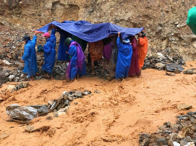 Video: Vượt sạt lở, khiêng võng đưa 3 bệnh nhân đến bệnh viện cấp cứu- Ảnh 2.