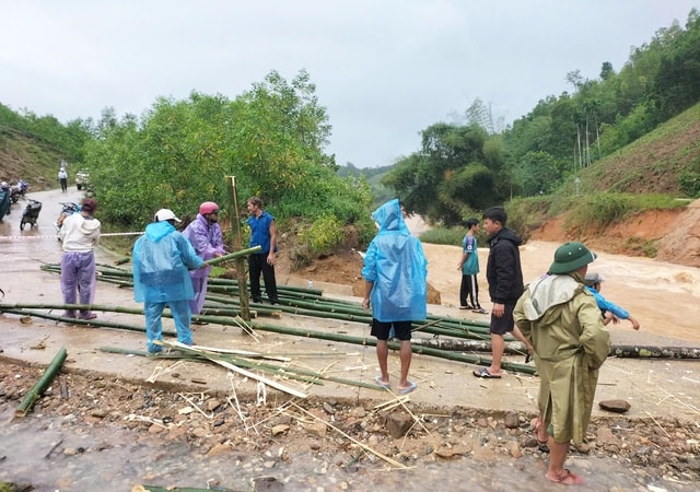 Cận cảnh cầu tạm nối đôi bờ chia cắt, hơn 1.200 người thoát cảnh cô lập- Ảnh 3.