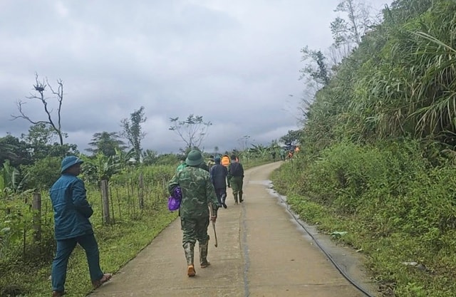 Núi phát ra tiếng nổ lớn, lực lượng tìm kiếm 3 người mất tích phải tạm dừng- Ảnh 3.