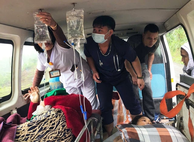 Video: Vượt sạt lở, khiêng võng đưa 3 bệnh nhân đến bệnh viện cấp cứu- Ảnh 3.